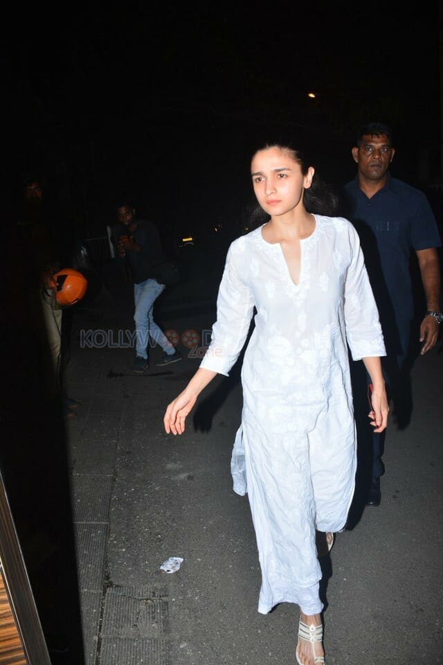 Alia Bhatt Spotted At Aamir Khan S House In Bandra Photos