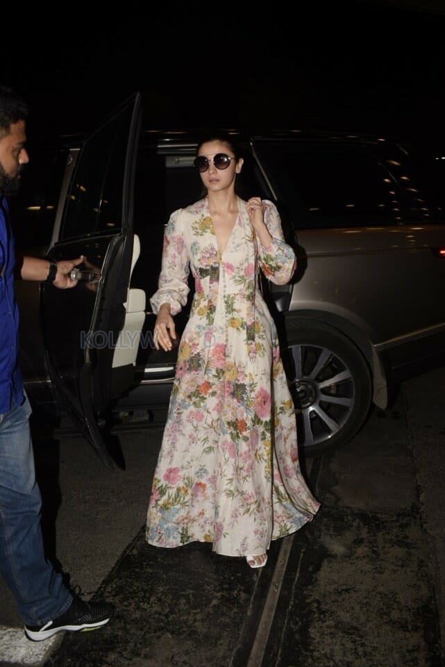 Alia Bhatt Spotted At Airport Photos