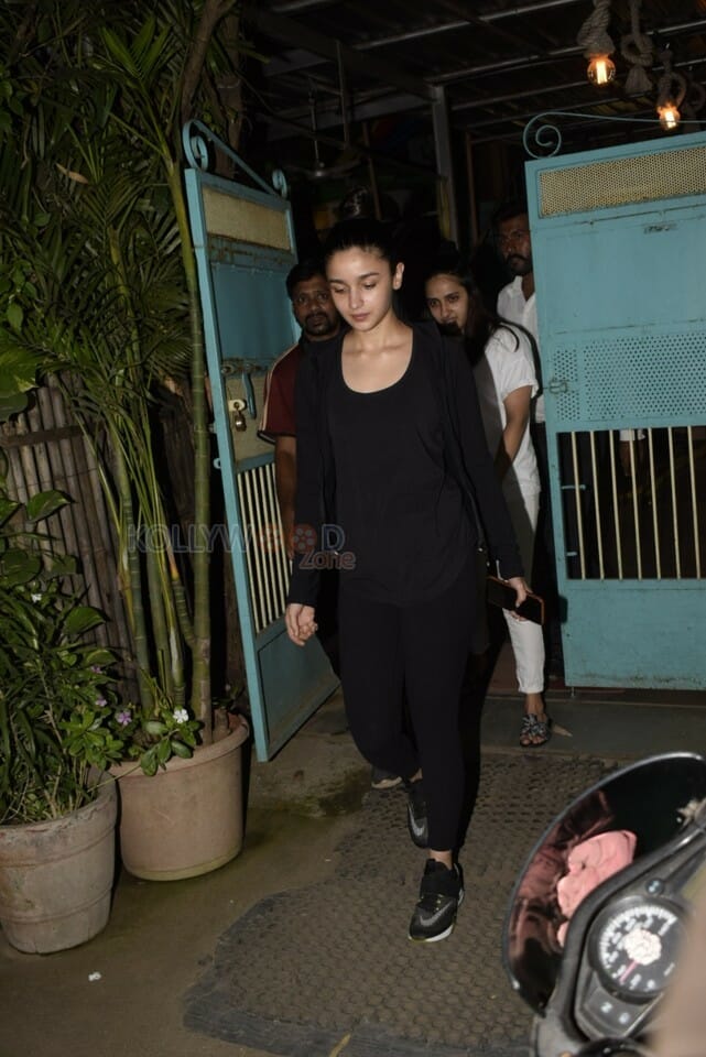 Alia Bhatt Spotted At Versova Photos