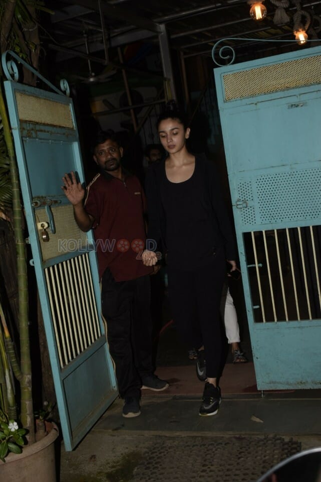 Alia Bhatt Spotted At Versova Photos