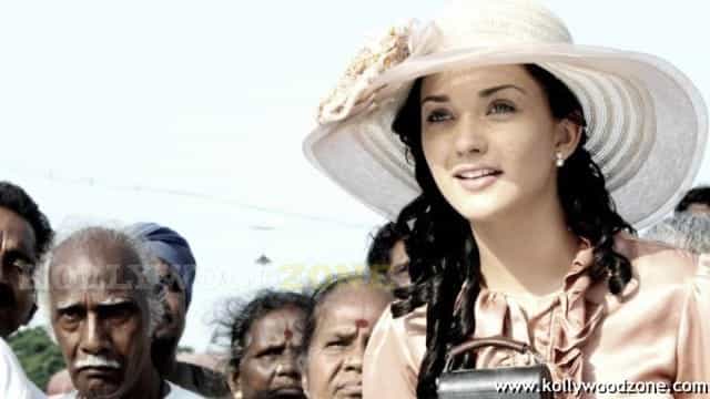 Amy Jackson In Madharasapattinam Movie Stills