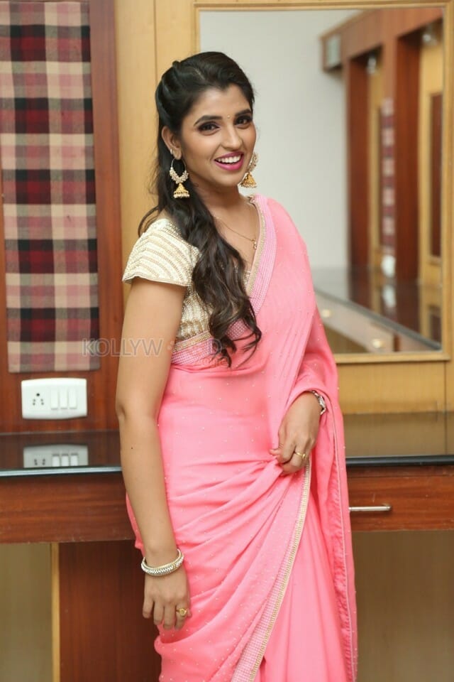 Anchor Shyamala At Aravinda Sametha Success Meet Photos