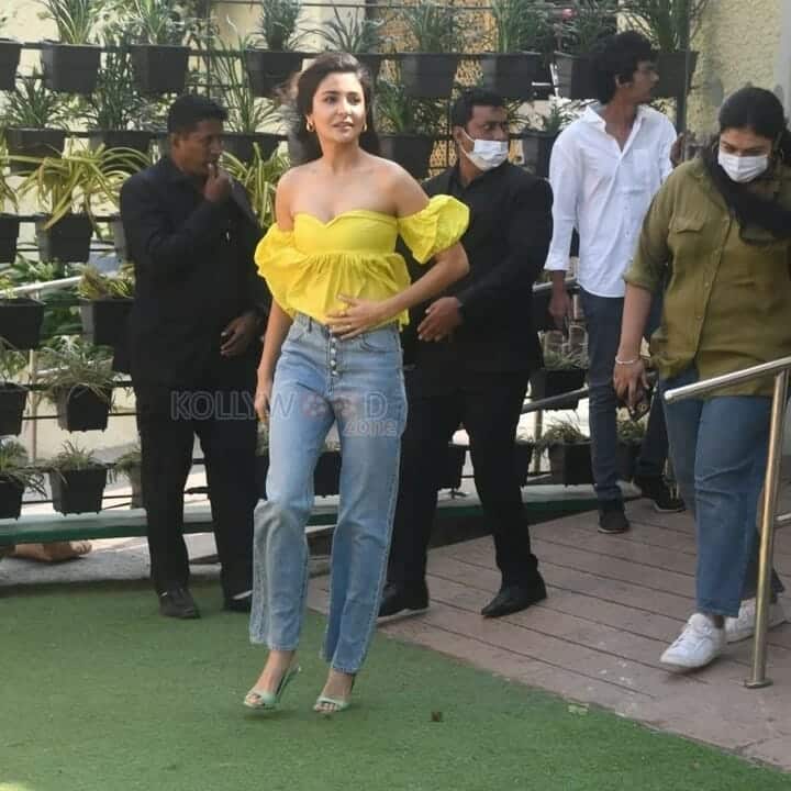 Anushka Sharma Sexy in Yellow at Slurp Farm Event Photos 01