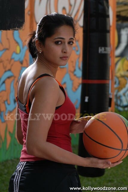 Anushka Shetty Sexy Pics In Panchakshari Movie