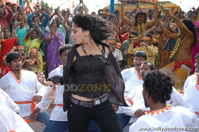 Anushka Shetty Sexy Pics In Panchakshari Movie