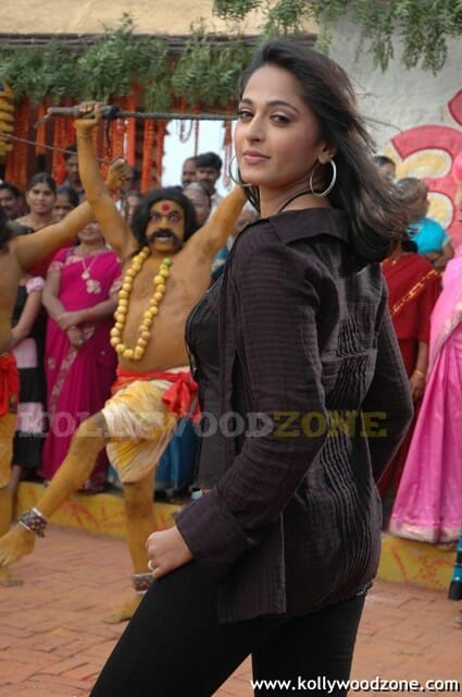 Anushka Shetty Sexy Pics In Panchakshari Movie