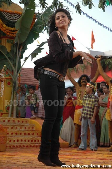 Anushka Shetty Sexy Pics In Panchakshari Movie