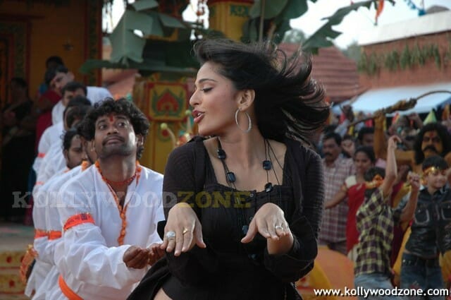 Anushka Shetty Sexy Pics In Panchakshari Movie