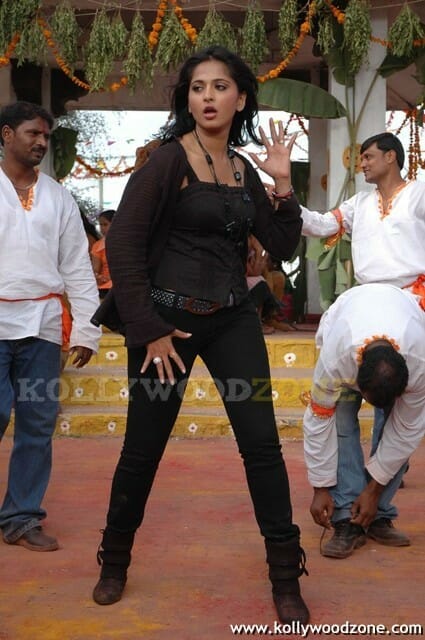 Anushka Shetty Sexy Pics In Panchakshari Movie