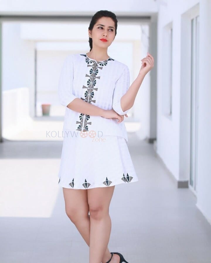 Aranmanai Actress Raashi Khanna Photos