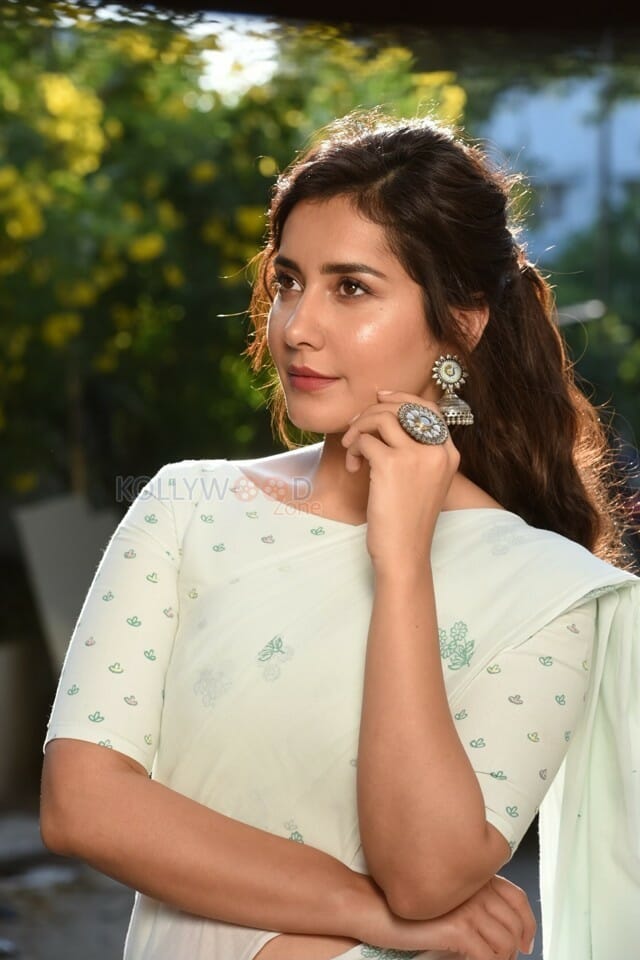 Ayogya Movie Heroine Raashi Khanna Photos