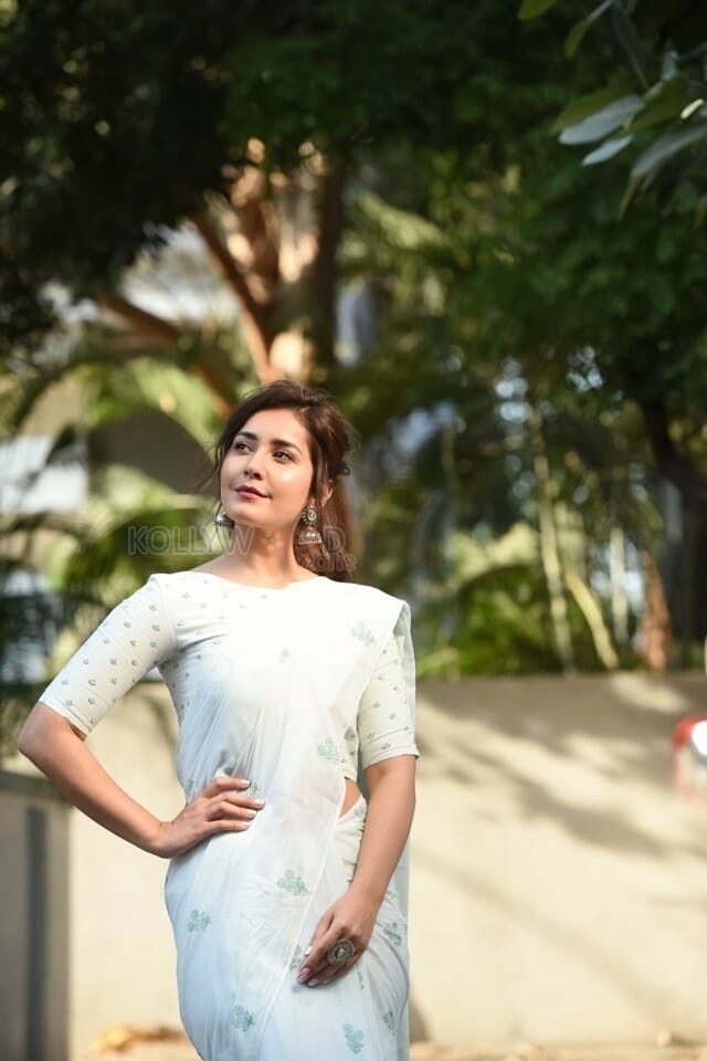 Ayogya Movie Heroine Raashi Khanna Photos