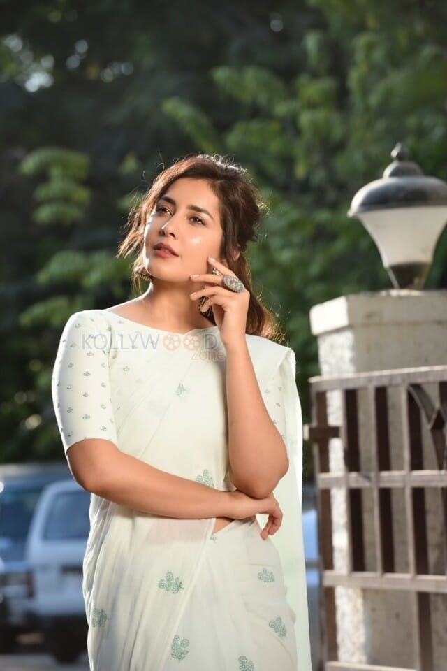 Ayogya Movie Heroine Raashi Khanna Photos