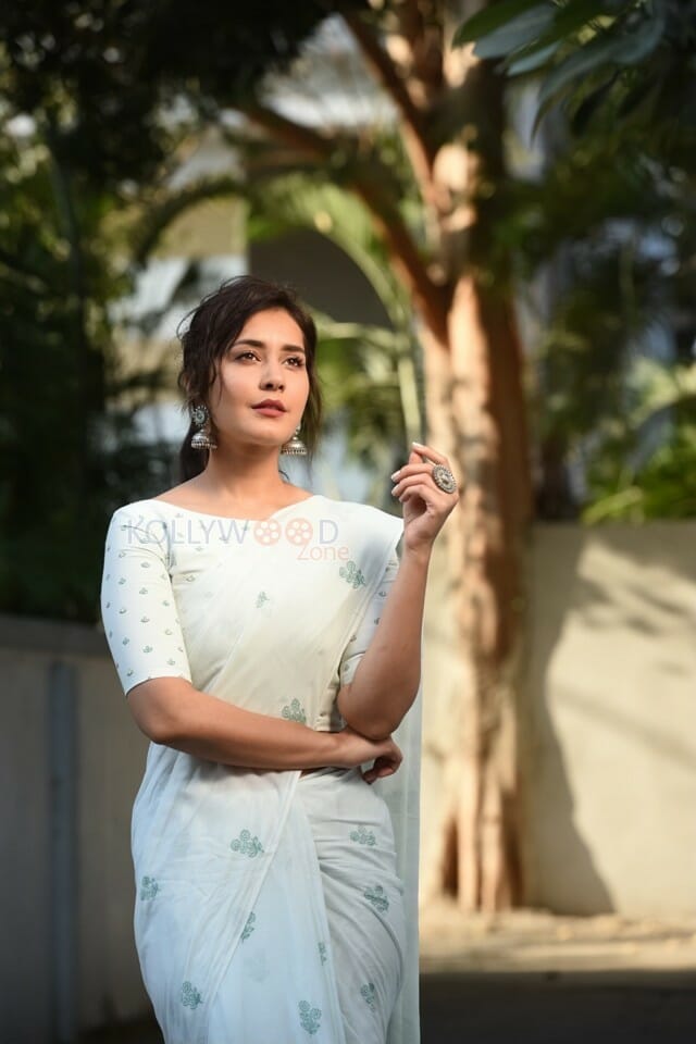 Ayogya Movie Heroine Raashi Khanna Photos