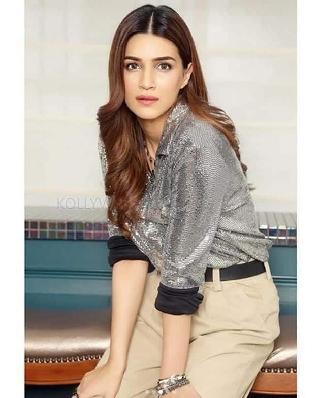 Bachchan Pandey Heroine Kriti Sanon Photos 04