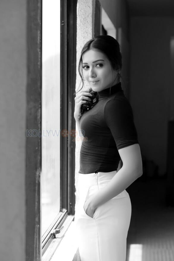 Beautiful Actress Catherine Tresa Latest Photo Shoot Photos