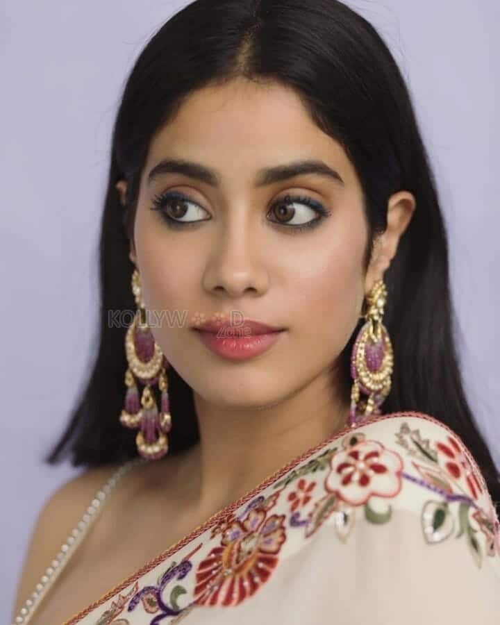 Beautiful Actress Janhvi Kapoor Saree Pictures 01