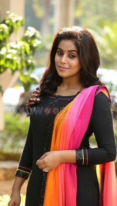 Beautiful Actress Poorna New Photos