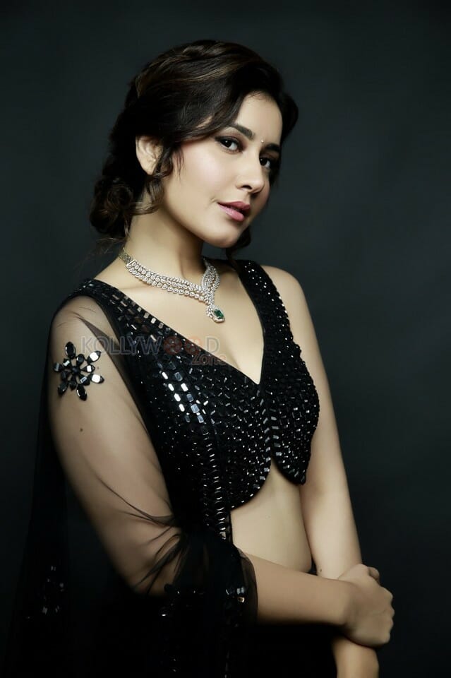 Beautiful Actress Raashi Khanna Photoshoot Pictures