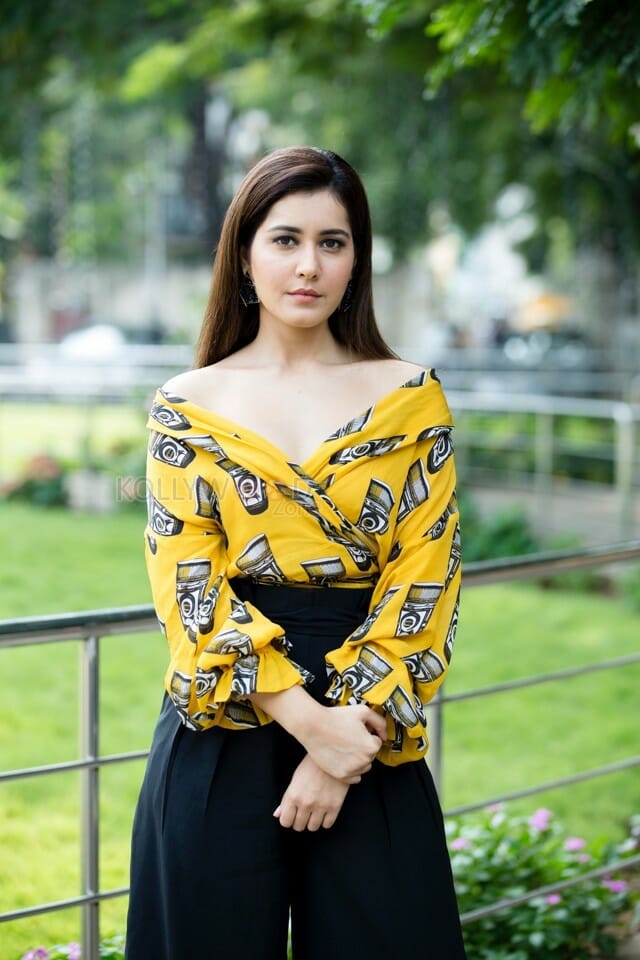 Beautiful Actress Raashi Khanna Photoshoot Pictures