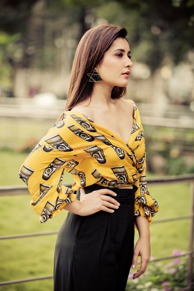 Beautiful Actress Raashi Khanna Photoshoot Pictures