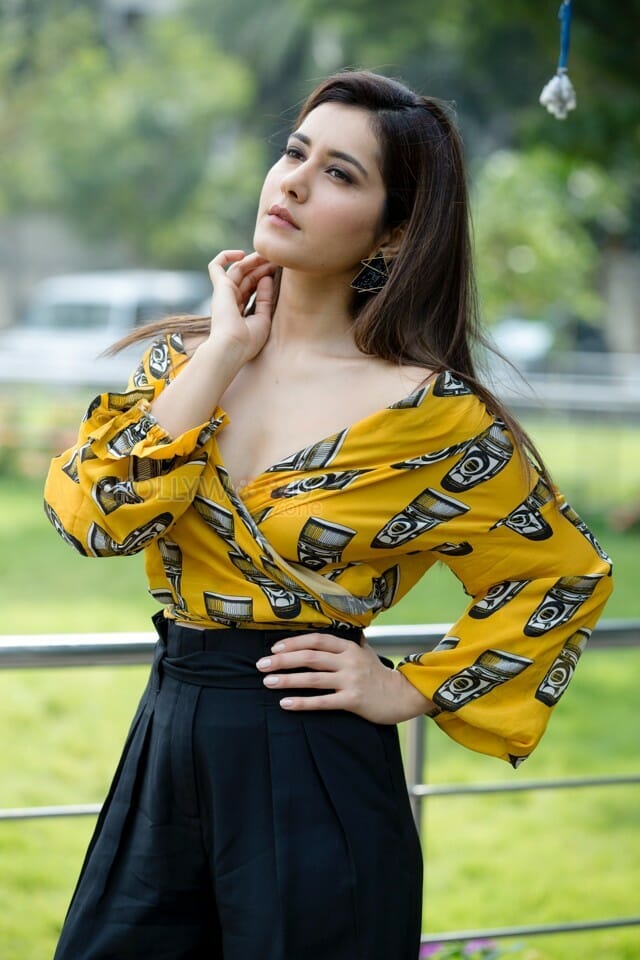 Beautiful Actress Raashi Khanna Photoshoot Pictures