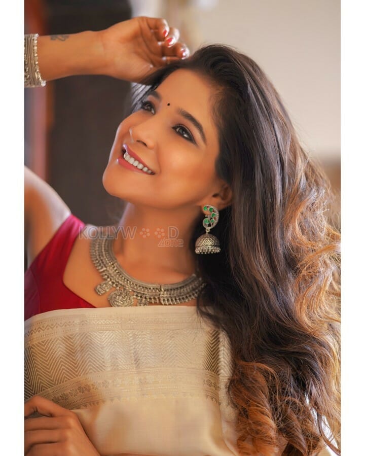 Beautiful Actress Sakshi Agarwal Latest Photoshoot Stills