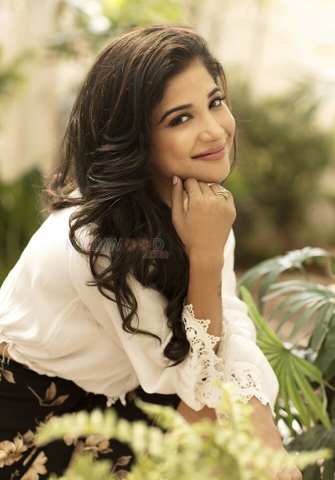 Beautiful Actress Sakshi Agarwal Photoshoot Photos