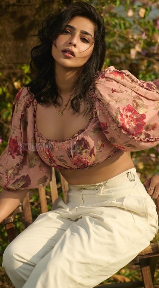 Beautiful Aishwarya Lekshmi in a Floral Linen Cassia Crop Top with Short Puffed Sleeves and White Pants Photos 03