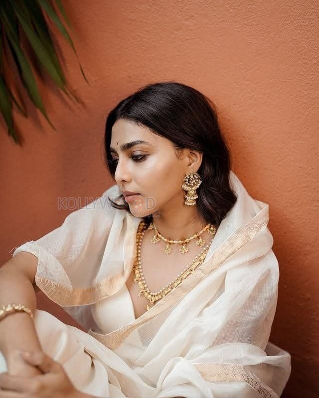 Beautiful Aishwarya Lekshmi in a White Saree Photoshoot Pictures 02