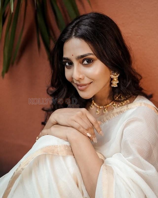 Beautiful Aishwarya Lekshmi in a White Saree Photoshoot Pictures 06