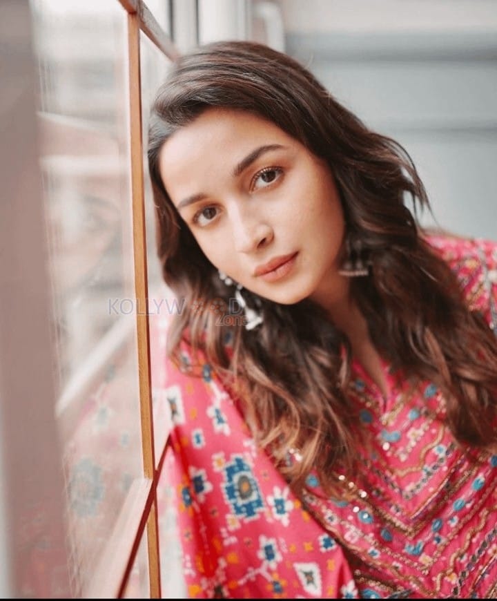 Beautiful Alia Bhatt No Make Up Look Pictures 01