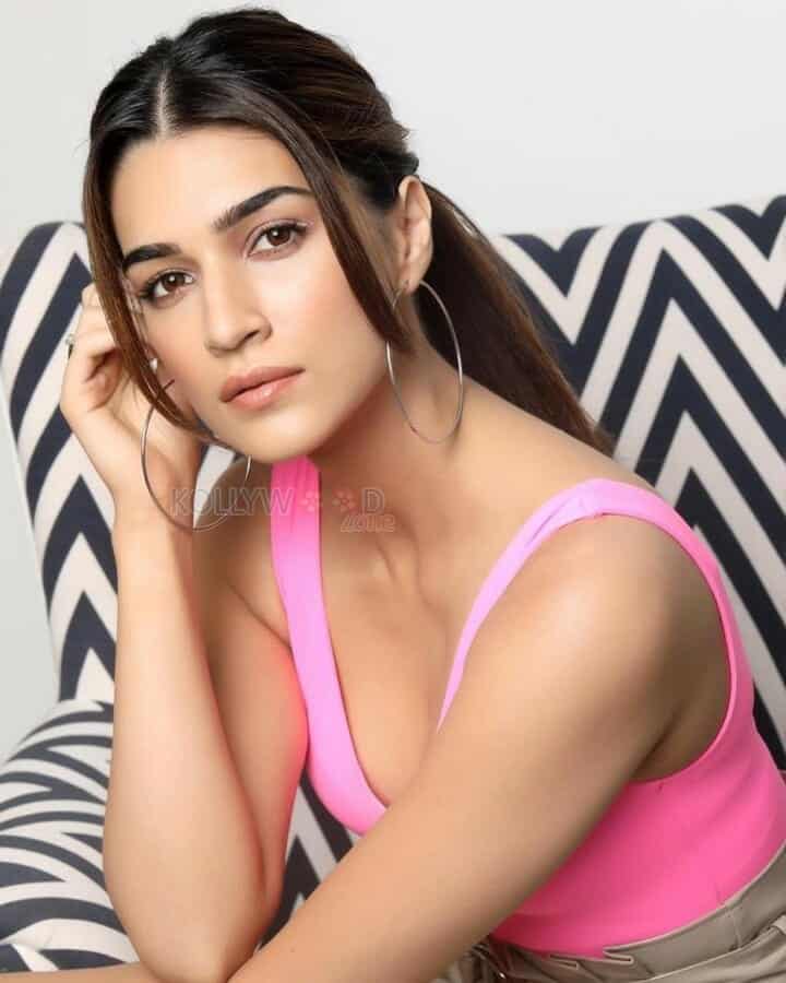 Beautiful Hindi Actress Kriti Sanon Photoshoot Stills 17