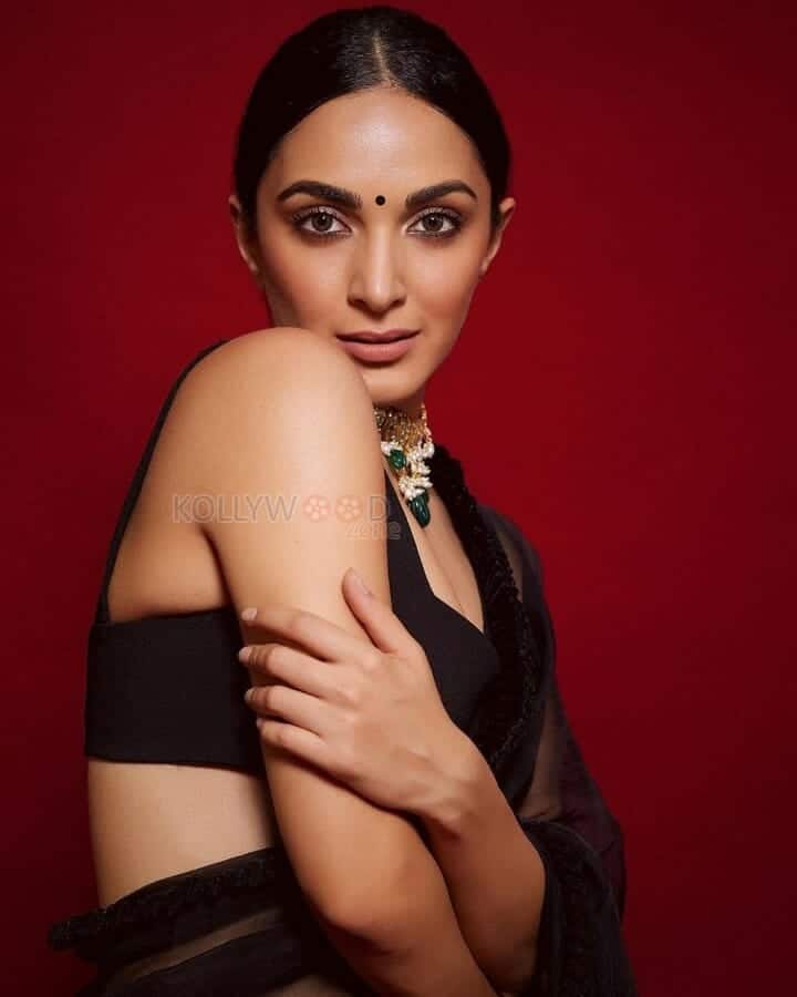 Beautiful Kiara Advani in a Black Saree Photoshoot Pictures 01