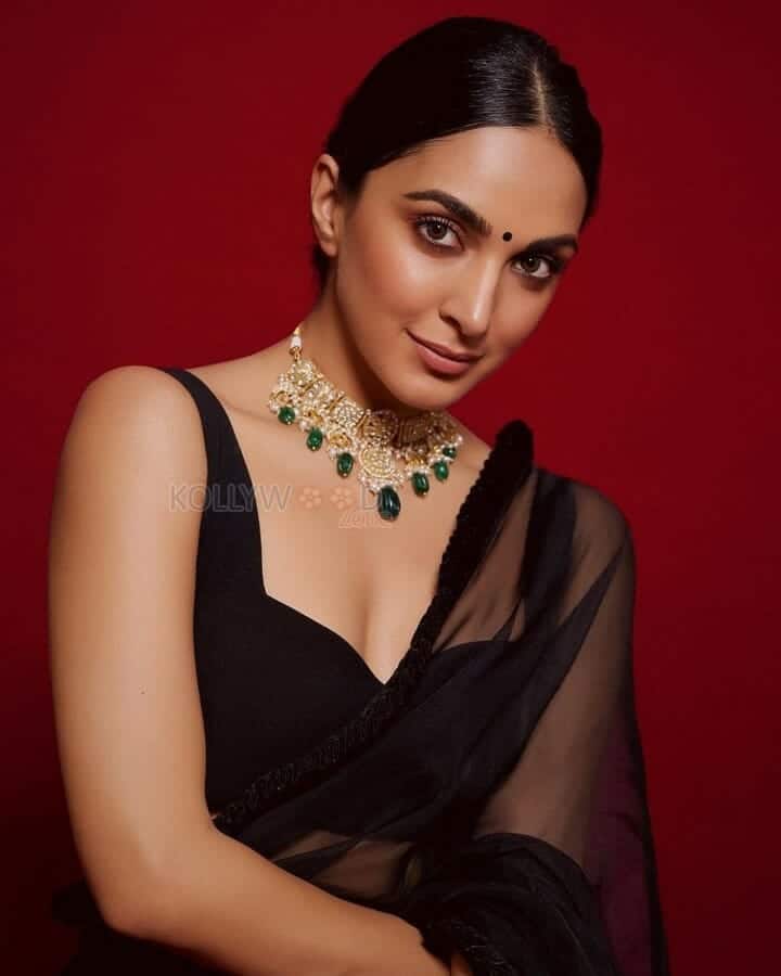 Beautiful Kiara Advani in a Black Saree Photoshoot Pictures 02