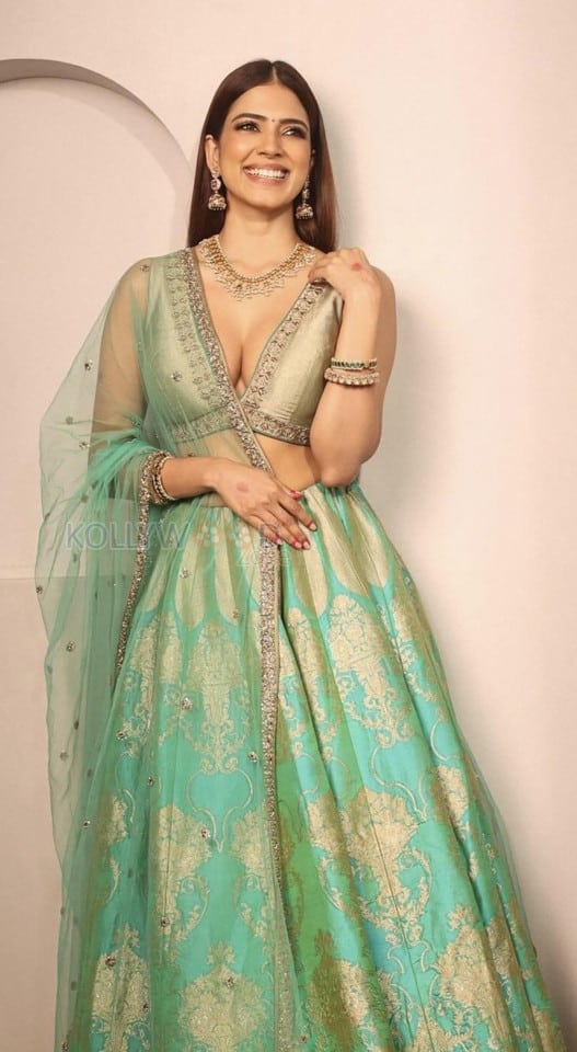 Beautiful Malavika Mohanan Cleavage in a Green Lehenga Photos 02