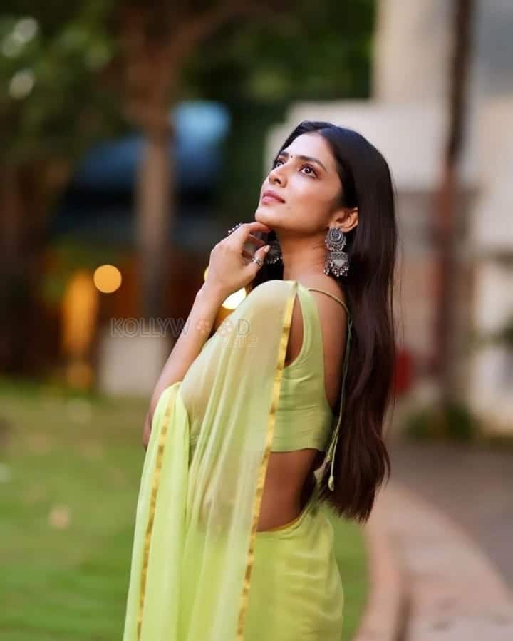 Beautiful Malavika Mohanan in a Parrot Green Saree Photos 02