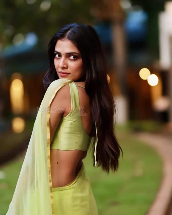 Beautiful Malavika Mohanan in a Parrot Green Saree Photos 04