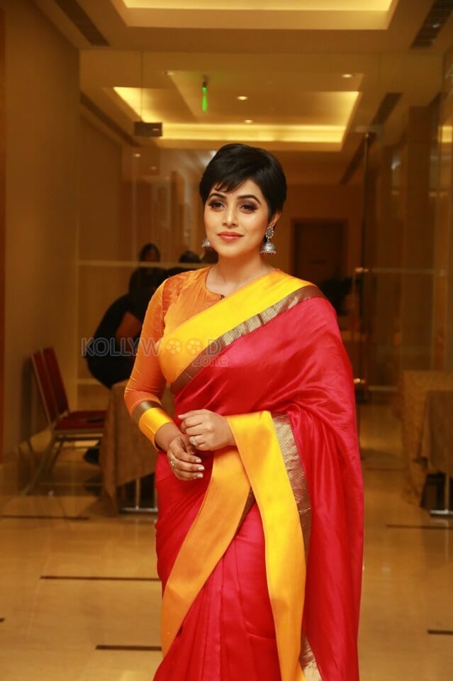 Beautiful Poorna Saree Photos