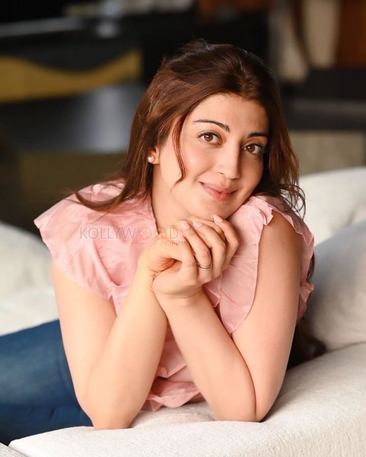 Beautiful Pranitha Subhash Candid Pictures 02