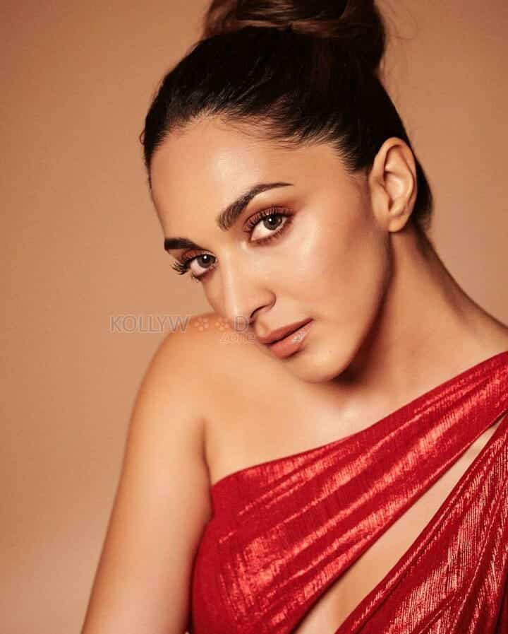 Beautiful Red Hot Kiara Advani Stills 02