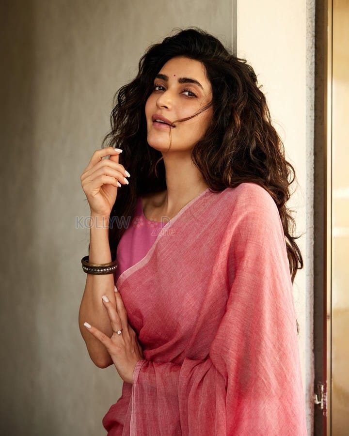 Beautiful TV Actress Karishma Tanna in a Pink Saree with Sleeveless Blouse Pictures 05