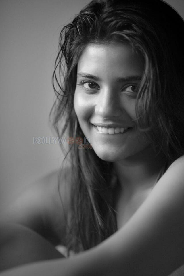 Beautiful Tamil Actress Aishwarya Rajesh Photos