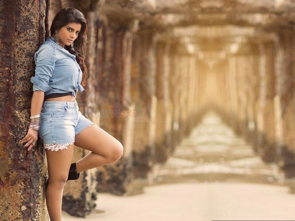 Beautiful Tamil Actress Aishwarya Rajesh Photos