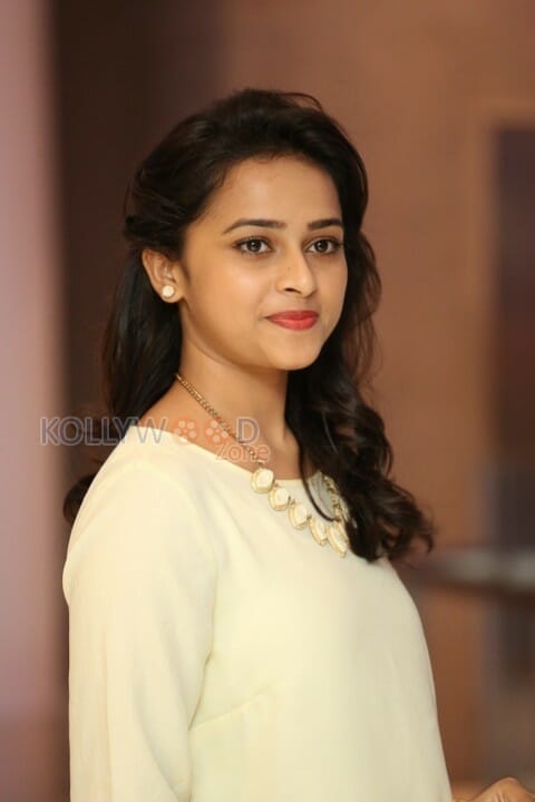 Beautiful Tamil Actress Sri Divya Pictures