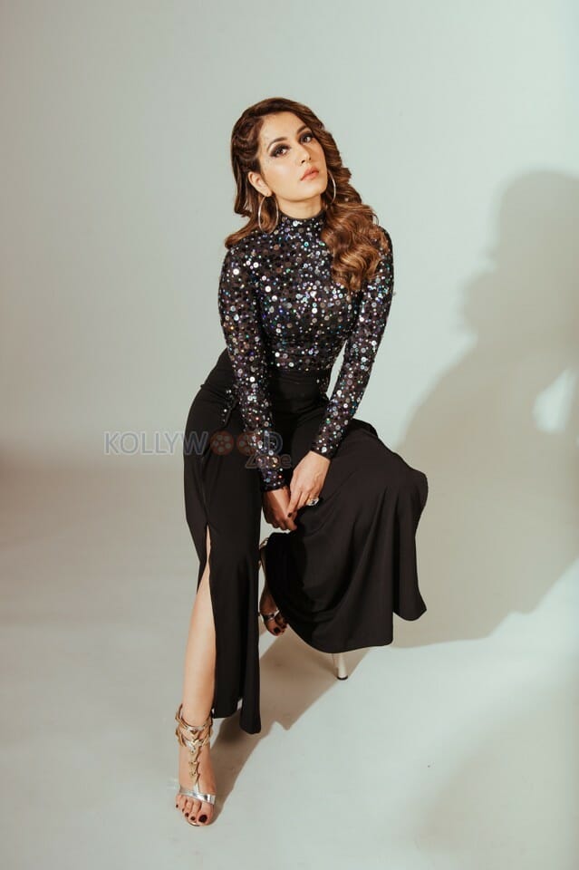 Beautiful Telugu Actress Raashi Khanna Photoshoot Pictures