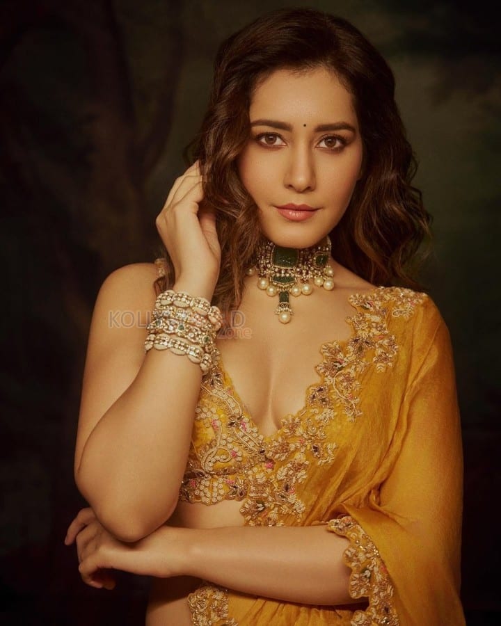 Beauty Queen Raashii Khanna in a Golden Blouse and Silver Skirt Half Saree Photos 08