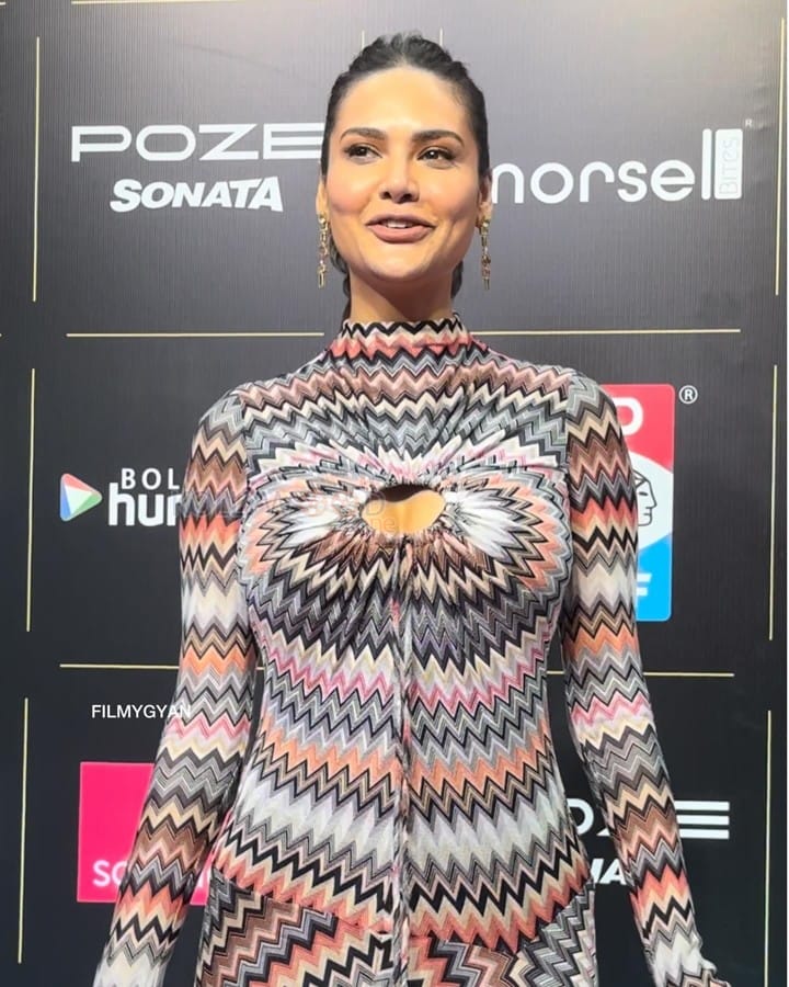 Bollywood Actress Esha Gupta at Hungama Style Icon Award 2024 Pictures 01