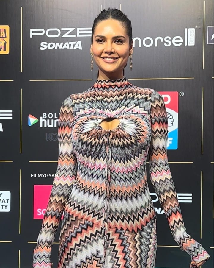 Bollywood Actress Esha Gupta at Hungama Style Icon Award 2024 Pictures 05