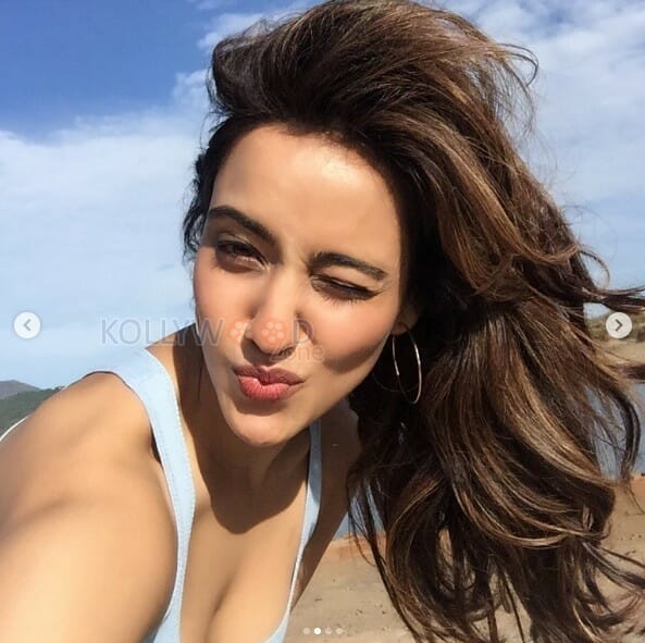 Bollywood Actress Neha Sharma Sexy Pictures